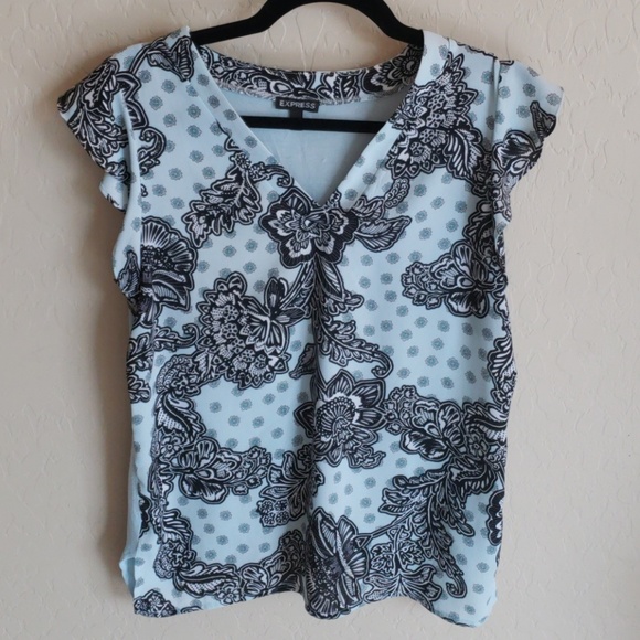 Express flutter sleeve v neck top - Picture 2 of 4